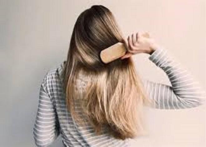 Evitare di spazzolarsi i capelli o truccarsi in pubblico