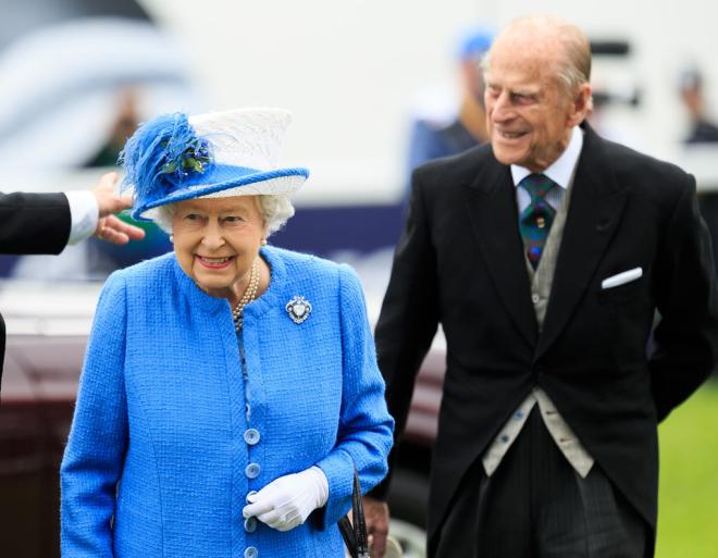 El pr&iacute;ncipe debe caminar detr&aacute;s de la reina