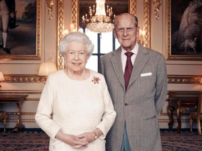 La reina debe comportarse sobriamente 