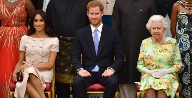 Todos deben hacer lo que haga la reina