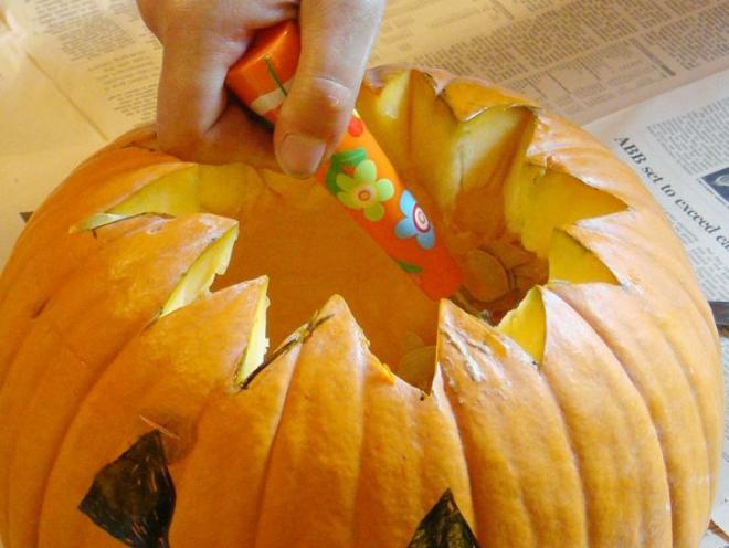 Svuotare l'interno e incidere gli occhi e il naso