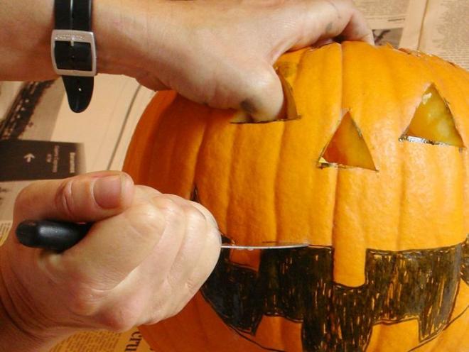 Incidere la bocca e rimuovere eventuali residui di pennarello