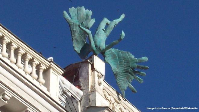 'Air Crash' (Accidente A&eacute;reo) sculpture &ndash; 3 Calle Milaneses, Madrid, Spain