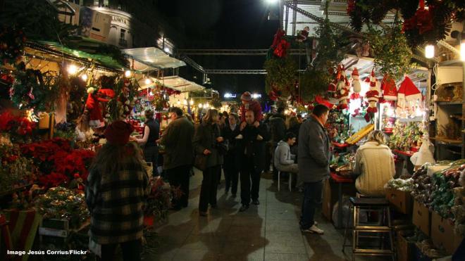 1. Fira de Santa Ll&uacute;cia Christmas Fair &ndash; Av. de la Catedral, 8, Barcelona, Spain