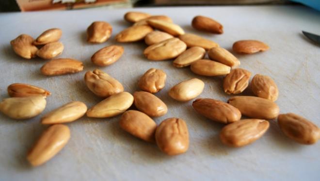 La tostatura delle mandorle e delle nocciole