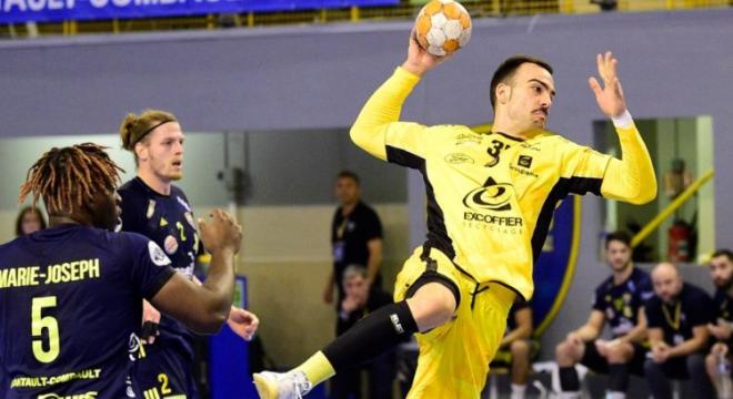 Chamb&eacute;ry garde la t&ecirc;te