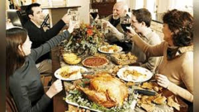 La familia se re&uacute;ne a cenar 