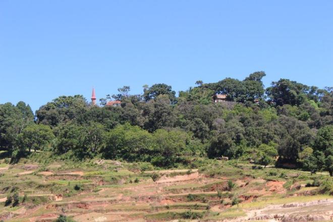 La colline sacr&eacute;e d'Antsahadinta