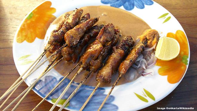 Sate (satay - meat on a skewer)