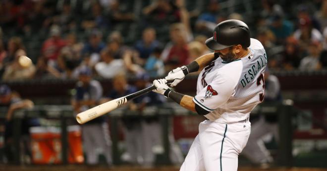 Cubs add versatility by bringing in Descalso 