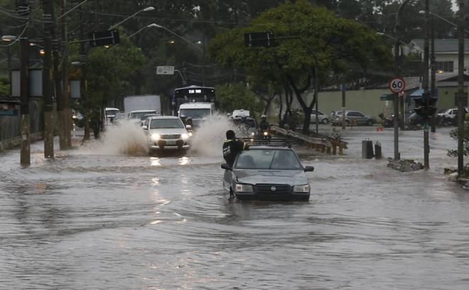 Saia do carro imediatamente