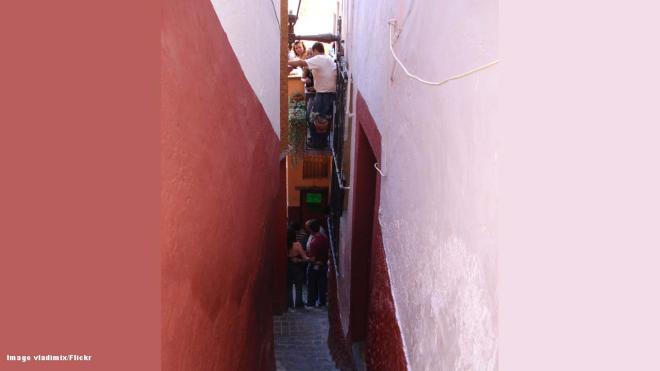 Alley of the Kiss (Callej&oacute;n del Beso) - Plaza de Los Angeles, Guanajuato, Mexico