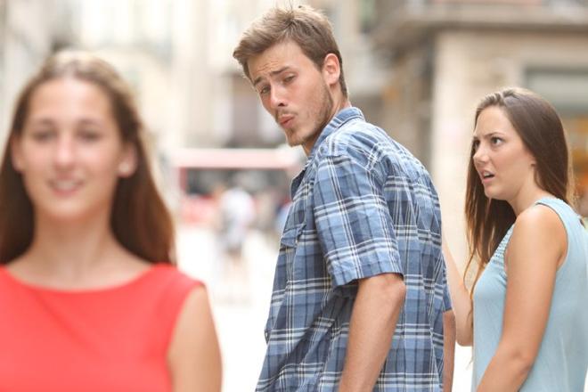 Eles olham para mulheres atraentes