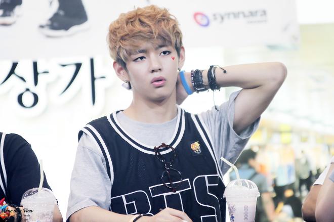 V (Kim Tae-Hyung)
