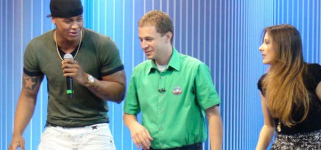 O apresentador bancou o dan&ccedil;arino ao lado de L&eacute;o Santana