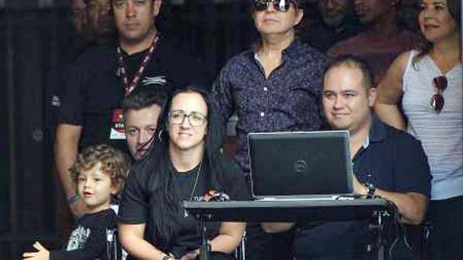 Brinca na terra e com brinquedos antigos