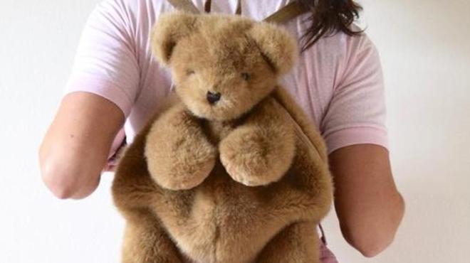 Mochila e estojo de pel&uacute;cia