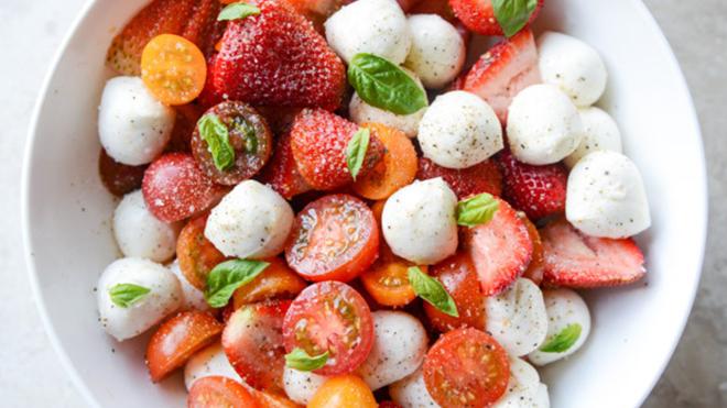 Salada caprese de morango