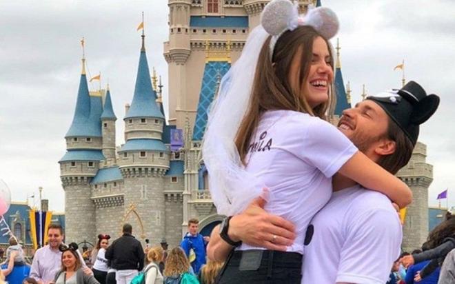 Klebber Toledo e Camila Queiroz