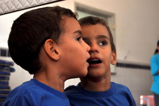 Chamar de "autista" algu&eacute;m mais fechado