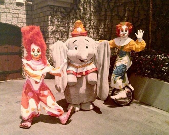 Dumbo acompanhado de dois palha&ccedil;os