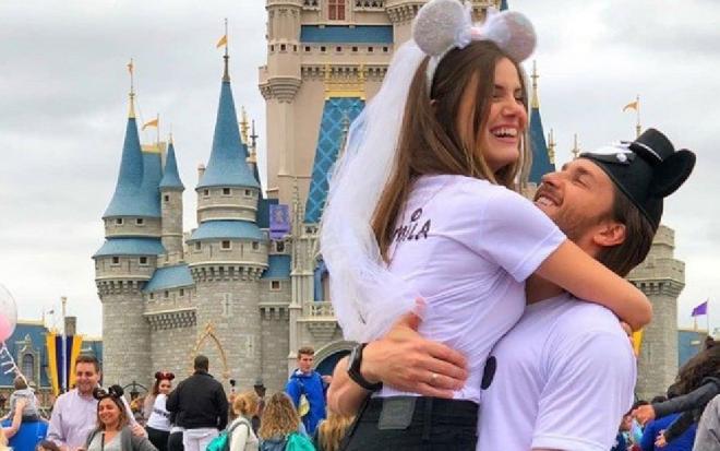 Klebber Toledo e Camila Queiroz 