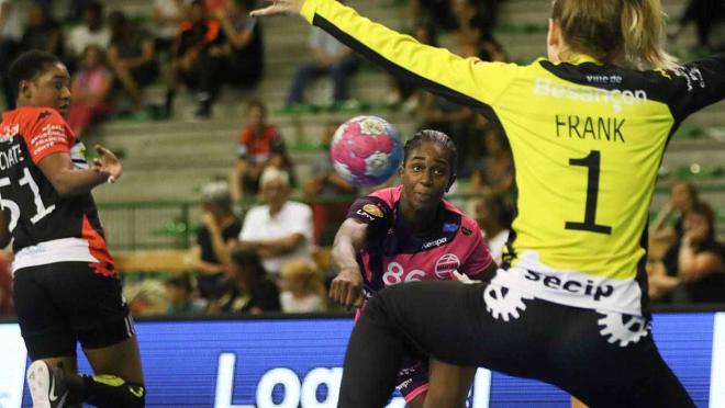 Un public qui siffle les arbitres