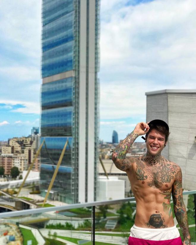 Gli addominali scolpiti di Fedez