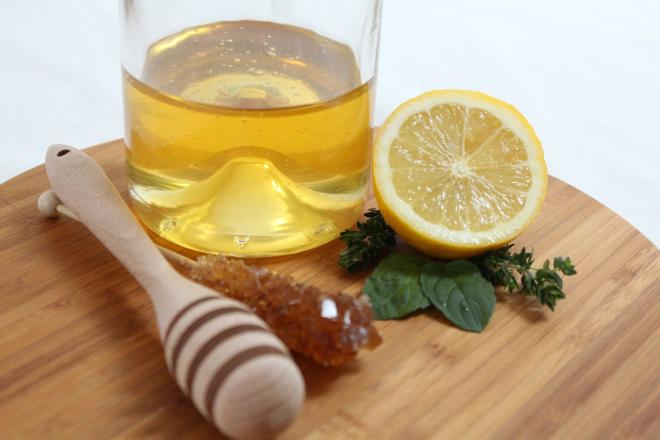 Home remedy &ndash; Lemon juice and honey mask