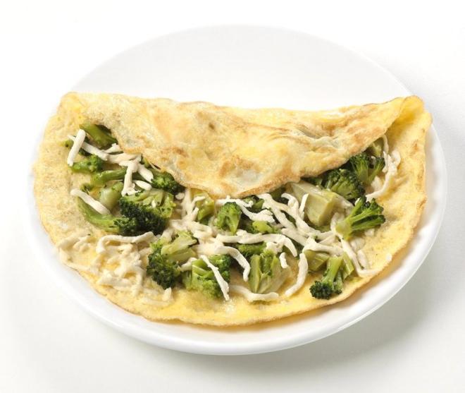 Omelete de br&oacute;colis com queijo