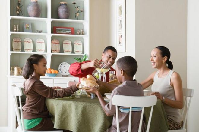 Cenare con i figli in completa armonia