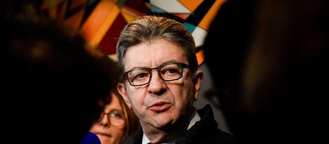 Jean-Luc M&eacute;lenchon dans le rassemblement marseillais