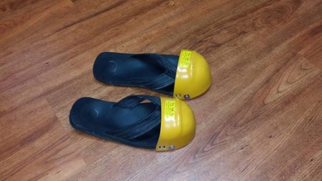 Chinelo com detalhe inusitado