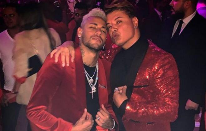 Festa de anivers&aacute;rio em Paris, mesmo estando com p&eacute; quebrado