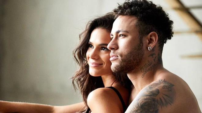 Voltar com fotos ao lado da ex-namorada Bruna Marquezine