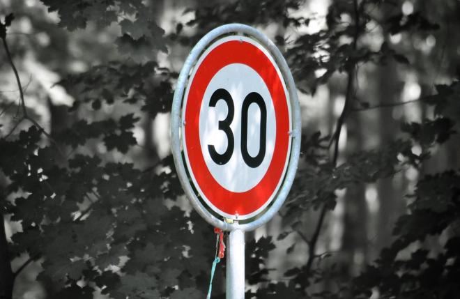 Sua velocidade m&aacute;xima &eacute; de 30 km/h