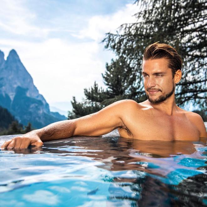 Andrea pratica il paracadutismo e il nuoto