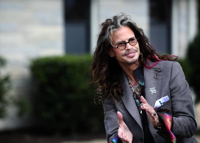 La follia che lo tiene ancora in vita sul palco