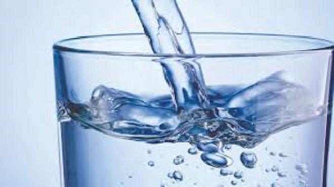 Boire un verre d&rsquo;eau 