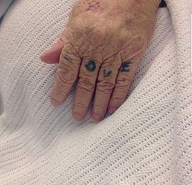 Le lettrage sur les mains