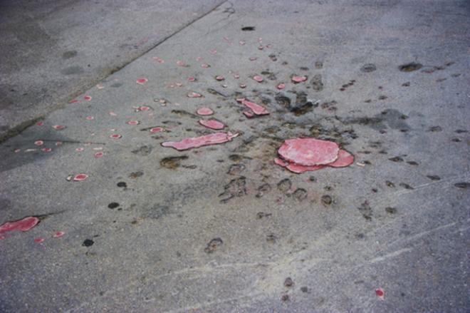 Les impacts d'obus maquill&eacute;s par de la r&eacute;sine rouge &agrave; Sarajevo