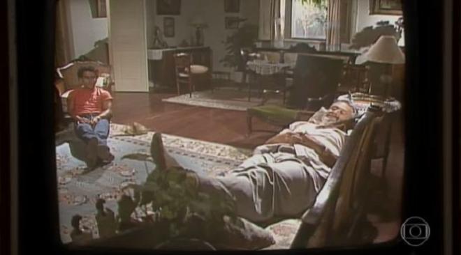 Manu assiste a novela Renascer