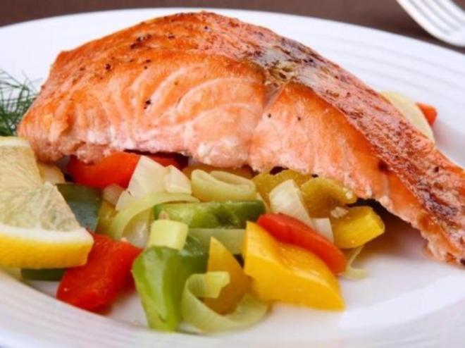 Salm&oacute;n con verduras en su propio jugo