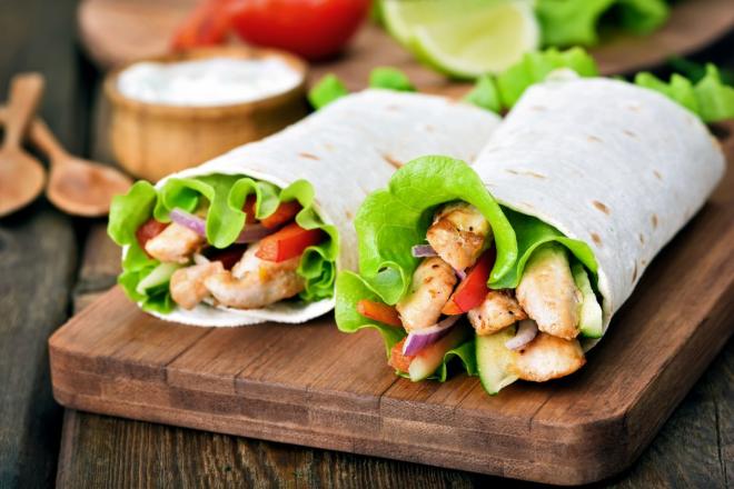 Wraps de pollo acompa&ntilde;ados de verduras