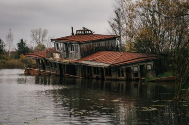 Un bateau-maison &agrave; la d&eacute;rive depuis 30 ans