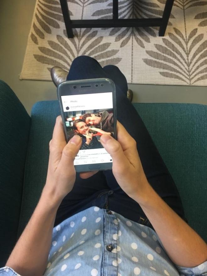 Deux mains et utilisation de deux pouces