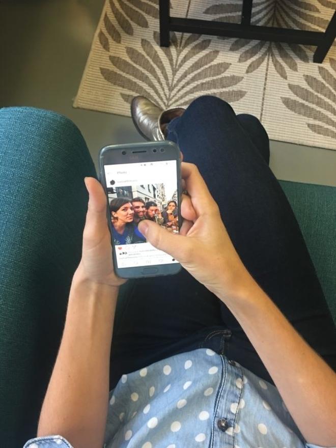 Deux mains mais utilisation d'un seul pouce