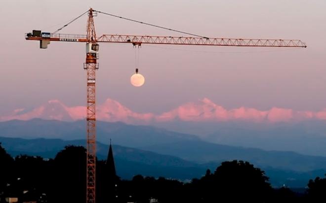 La lune et la grue