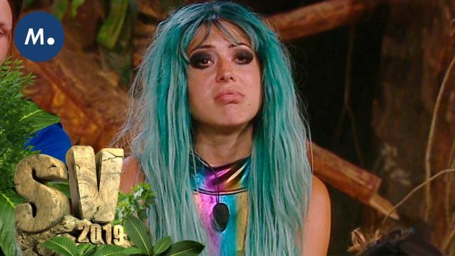 Mahi y su peluca con corona 