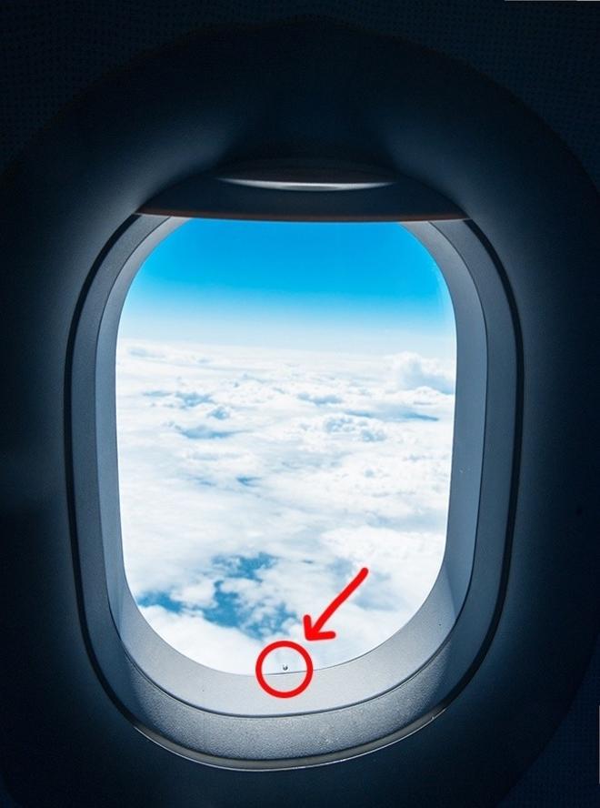 Le trou dans le hublot de l'avion